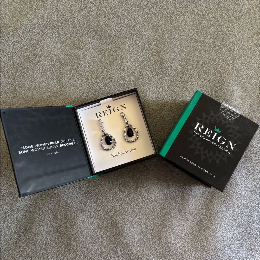 Reign Silver Stud Earrings with Sapphire